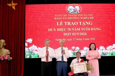 Nghĩa Đô: 526 đảng viên được trao tặng, truy tặng Huy hiệu Đảng