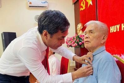 Đoài Phương: 84 đảng viên được trao tặng Huy hiệu Đảng đợt 2-9