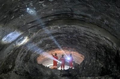 Láng giềng Việt Nam thả cỗ máy khổng lồ xuống nước, khoan xuyên nhiều lớp đất đá, lộ diện 'kỳ quan' chưa từng có dưới con sông dài thứ 3 thế giới