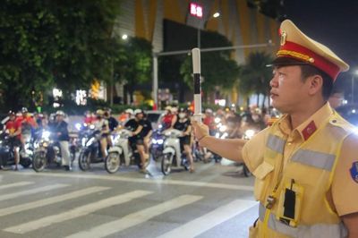 Công an Hà Nội trắng đêm đảm bảo an ninh, an toàn trong 'biển người' ăn mừng chiến thắng lịch sử