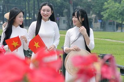 Giới trẻ diện áo dài, nô nức chụp ảnh trước thềm Quốc khánh 2/9