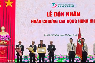 Bệnh viện nghìn tỷ ở TPHCM đón nhận Huân chương Lao động hạng Nhì