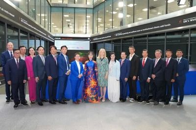 Tiến sĩ Nguyễn Thị Phương Thảo bấm nút khai phiên Sàn giao dịch Chứng khoán Luân Đôn (LSE) cùng Thị trưởng Khu tài chính Luân Đôn – Dame Sue Langley và Tổng giám đốc LSE – Dame Julia Hoggett