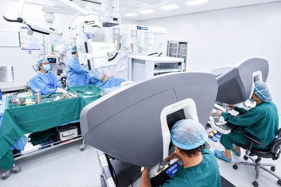 Giảm gánh nặng cho y tế công lập