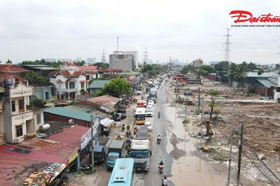 Quốc lộ 6 qua Hà Nội ùn tắc, xe máy chật vật né 'ổ gà', vũng nước