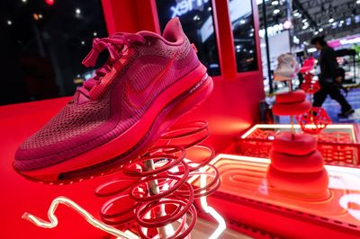 Nike và Adidas giành lại thị phần giày chạy bộ