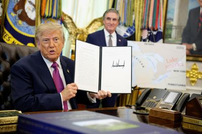 TT Trump đổi tên hồ Ontario thành hồ Mỹ giữa căng thẳng thuế với Canada