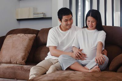 Em bé trong bụng cử động thế nào qua từng tháng thai kỳ?