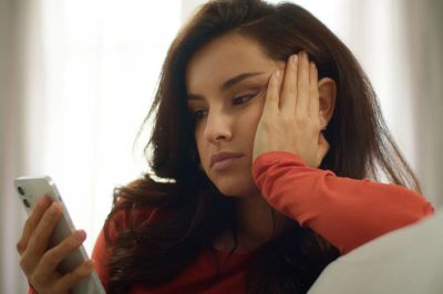 Vì sao lướt điện thoại nhiều mang lại cảm giác rệu rã?