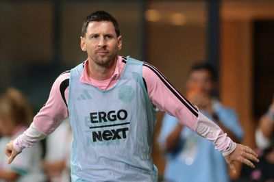 Đồng đội 21 năm trước giờ dẫn dắt Messi