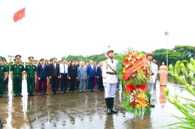 Gia Lai: Dâng hoa, dâng hương tưởng nhớ Chủ tịch Hồ Chí Minh và các Anh hùng liệt sĩ