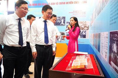 Khai mạc triển lãm chuyên đề 'Chủ tịch Hồ Chí Minh với những mốc lịch sử năm 1946'
