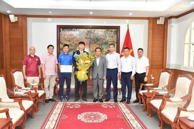 Thủ tướng Lê Minh Hưng tặng quà và chúc mừng ĐT Việt Nam giành chức vô địch ASEAN Hyundai Cup 2026