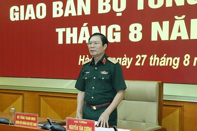 Tiếp tục triển khai điều chỉnh tổ chức Quân đội; duy trì nghiêm chế độ ứng trực cứu hộ, cứu nạn các cấp