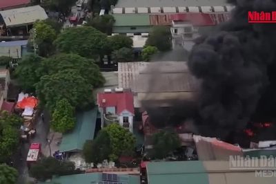 [Video] Hà Nội: Cháy kho xưởng tại phường Chương Mỹ, khói đen bốc cao