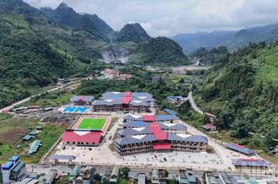 [Ảnh] Gần 1.000 học sinh Trường phổ thông nội trú tiểu học và trung học cơ sở Mường Khương nô nức tựu trường
