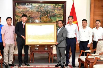 Thủ tướng Chính phủ Lê Minh Hưng tặng quà đội tuyển Việt Nam