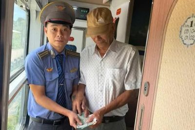 Hành khách nhận lại hơn 20 triệu đồng bỏ quên trên tàu SE4