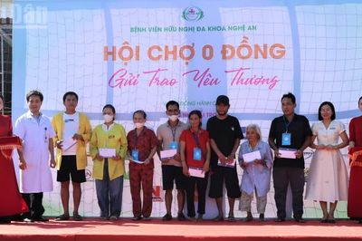 Ấm áp chương trình 'Hội chợ 0 đồng-Gửi trao yêu thương' ở Bệnh viện Hữu nghị Đa khoa Nghệ An