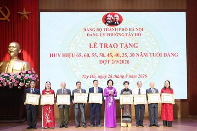Hà Nội: Trao Huy hiệu Đảng tặng 183 đảng viên phường Tây Hồ