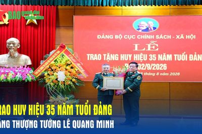 Trao Huy hiệu 35 năm tuổi Đảng tặng Thượng tướng Lê Quang Minh