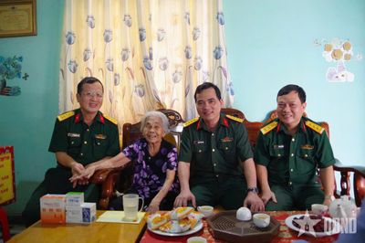Binh đoàn 16 thăm, tặng quà Bà mẹ Việt Nam anh hùng Trần Thị Bảy