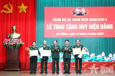 Đảng bộ Bộ Tham mưu Quân khu 5: Trao Huy hiệu 35 năm và 30 năm tuổi Đảng