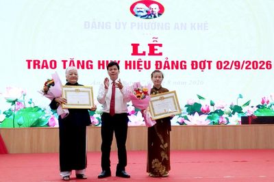 Trao Huy hiệu Đảng đợt 2-9 cho đảng viên