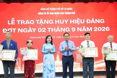 Phó Bí thư Thành ủy, Chủ tịch UBND TPHCM Nguyễn Văn Được trao Huy hiệu Đảng đến đảng viên