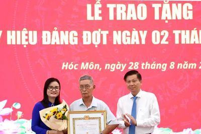 Nhiều phường, xã trao Huy hiệu Đảng đợt ngày 2-9 đến đảng viên
