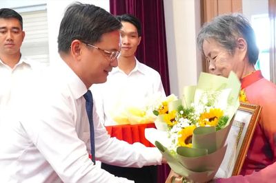 Đồng chí Nguyễn Mạnh Cường trao Huy hiệu Đảng đến các đảng viên