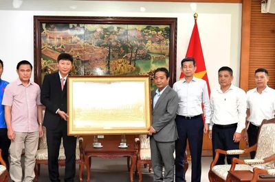 Thủ tướng Lê Minh Hưng tặng quà đội tuyển bóng đá nam quốc gia Việt Nam