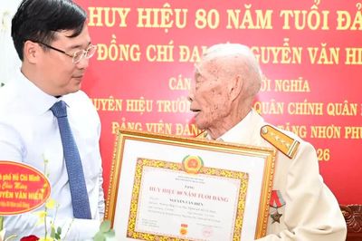 Phó Bí thư Thường trực Thành ủy TPHCM Lê Quốc Phong trao Huy hiệu 80 năm tuổi Đảng