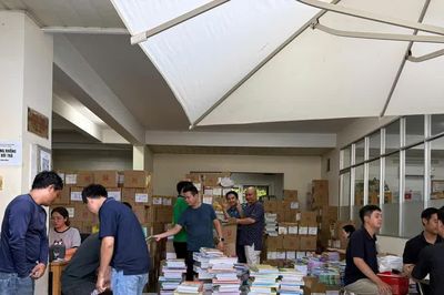 TPHCM: Sách giáo khoa bán xuyên lễ