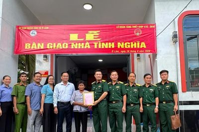 Trao Nhà tình nghĩa cho thân nhân liệt sĩ ở An Giang