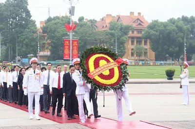 Bộ trưởng Ngoại giao Lê Hoài Trung dẫn đầu đoàn Bộ Ngoại giao vào Lăng viếng Chủ tịch Hồ Chí Minh