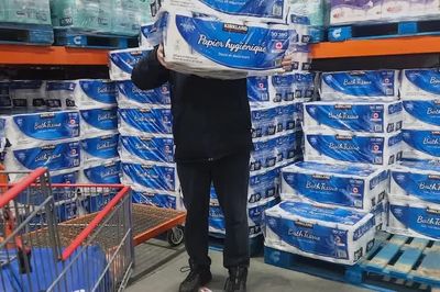 Từ giấy vệ sinh đến tôm hùm: Mặt nổi của chiến tranh thương mại Mỹ - Canada