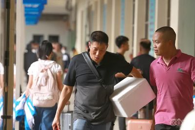Chiều cuối tuần, bến xe Hà Nội nhộn nhịp người về quê nghỉ lễ