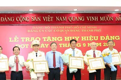 Trao huy hiệu Đảng cho 150 cán bộ, lãnh đạo ở TPHCM