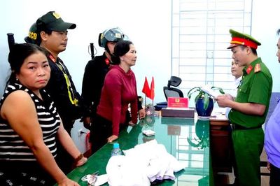 Hai người phụ nữ dựng lều bạt, ngăn cản công ty khai thác cát trên sông Kim Sơn