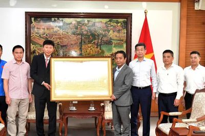Thủ tướng Lê Minh Hưng tặng quà, gửi gắm kỳ vọng tới đội tuyển Việt Nam
