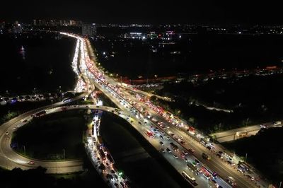 Đêm 28/8, dòng xe rời Hà Nội vẫn nối dài ở cửa ngõ phía Nam