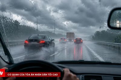 Khi đi cao tốc gặp mưa dông cần làm gì?
