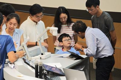 7 tuổi đã học cùng sinh viên đại học, 8 tuổi đạt điểm A trong kỳ thi trung học
