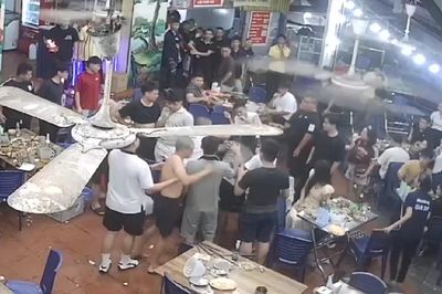 Nhóm thanh niên trêu ghẹo cô gái, đánh bạn trai trong quán ăn