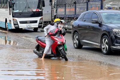 Quốc lộ 6 qua Hà Nội ùn tắc kéo dài, xe máy chật vật né vũng nước