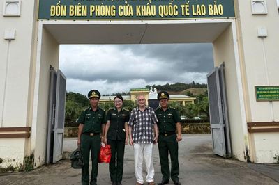 Cấp cứu kịp thời du khách nước ngoài ngã quỵ ở cửa khẩu quốc tế Lao Bảo