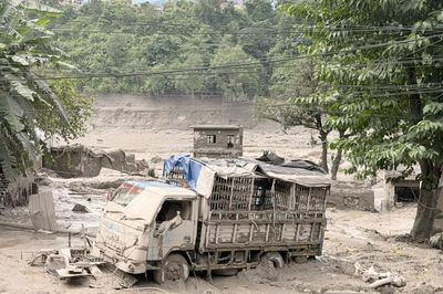 Hồ nước tạo thành sau lũ quét bị vỡ, Nepal và Trung Quốc tạm dừng nỗ lực cứu hộ