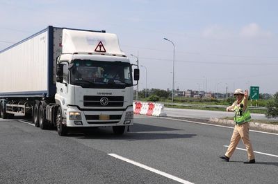 Ùn tắc, CSGT có thể cho ô tô đi ngược chiều cao tốc Pháp Vân - Cao Bồ