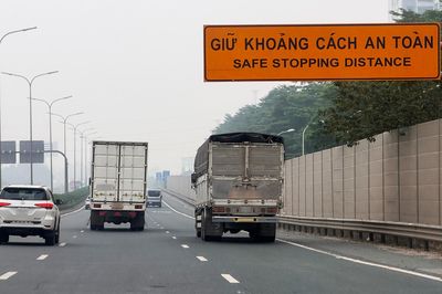 Sợ dính phạt mất cả tháng lương, tài xế vẫn đau đầu cách nhập làn, vượt xe